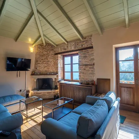 Korfes-κορφές τριώροφη για οικογένειες και παρέες * Karpenísion