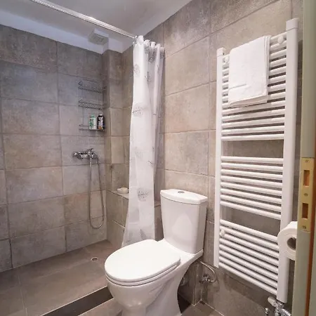 Korfes-κορφές τριώροφη για οικογένειες και παρέες * Karpenísion