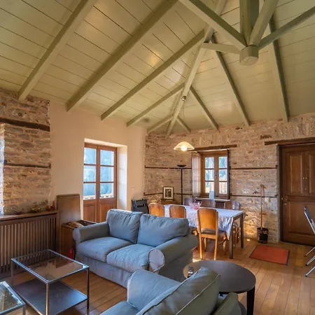 Villa Korfes-κορφές τριώροφη για οικογένειες και παρέες Karpenísion