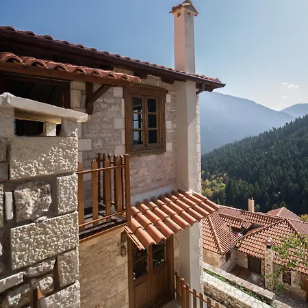 Korfes-κορφές τριώροφη για οικογένειες και παρέες *