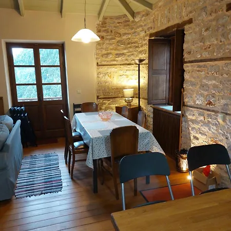 Villa Korfes-κορφές τριώροφη για οικογένειες και παρέες Karpenísion