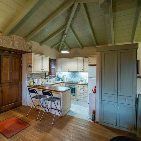 Korfes-κορφές τριώροφη για οικογένειες και παρέες Villa Karpenísion