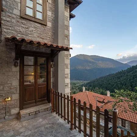 Villa Korfes-κορφές τριώροφη για οικογένειες και παρέες Karpenísion